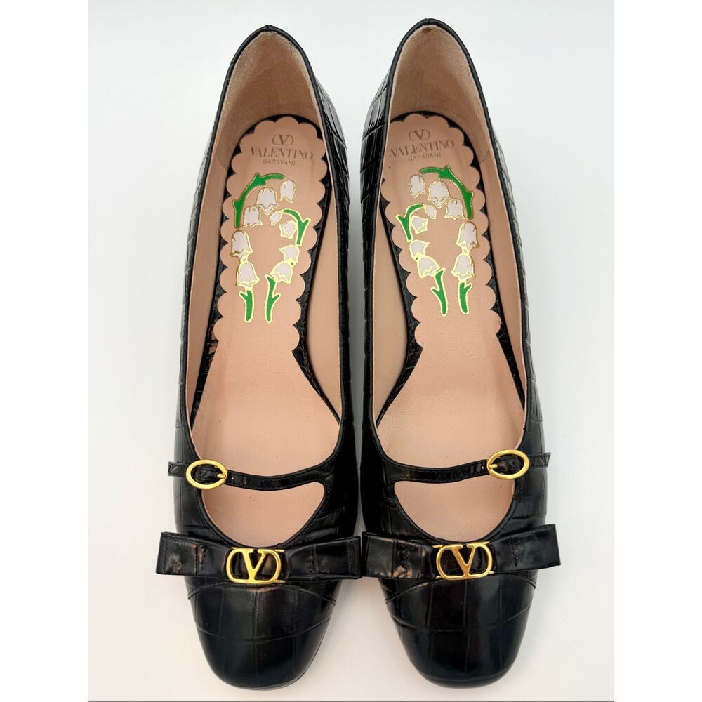 Valentino VLogo Mary Jane Pumps Embossed Black Leather Size 38 / 8 Bow Buckle - Picture 2 of 16